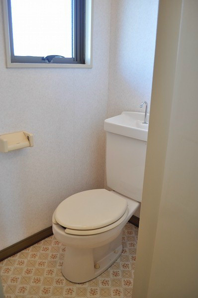 第二清水マンション バストイレ別・換気窓があります。