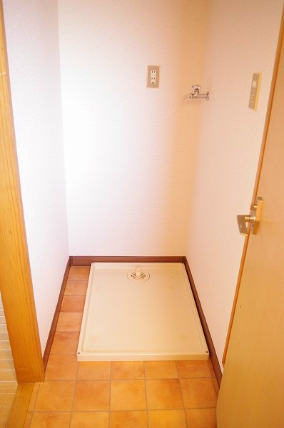 第二清水マンション 脱衣所に、室内洗濯機置き場あり。