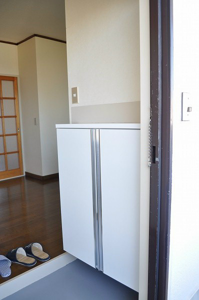 第二清水マンション 玄関にはシューズボックスがございます。