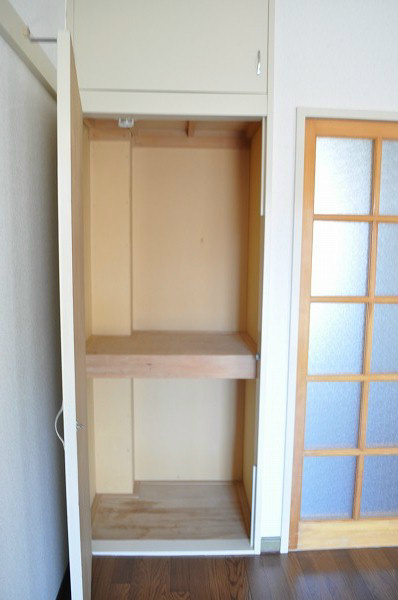第二清水マンション 洋室には、半間分の収納。