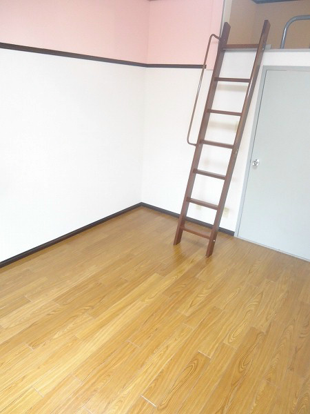 インスパイアート 居室。ロフトへあがる階段です。