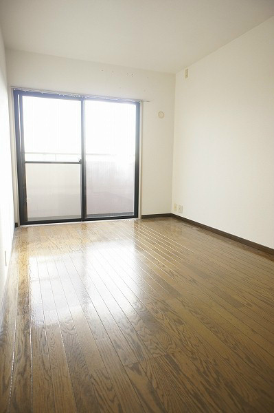 ウィング東葛西 １０階部分の洋室。6.5帖と奥には納戸2.3帖がございます。