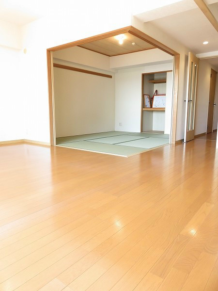 エスティーム･MS 広々リビング。扉を広げると洋室とつながる設計になっています。