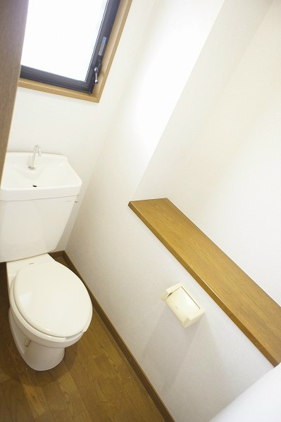 エスポワール２１ バストイレ別。トイレには換気窓。ちょっとした棚はディスプレイも出来そう♪