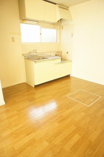 エンゼル恩田荘 広々７帖ダイニング。キッチンには窓があり換気も出来ます。