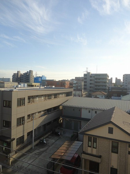 カーサ・デ・フローラⅠ 目の前は、道路。向い側は一戸建てなので、日当たり良好です。