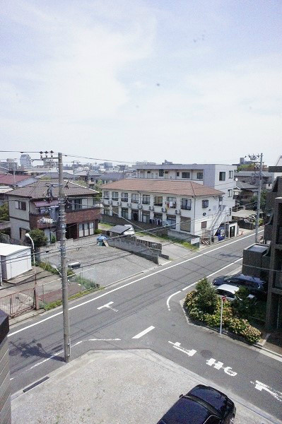 カーサ・デ・フローラⅡ 採光面には建物がございません。周辺は住宅地です。