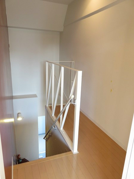 クラリティＭＳ 階段部分だけブラウンでおしゃれな空間です。
