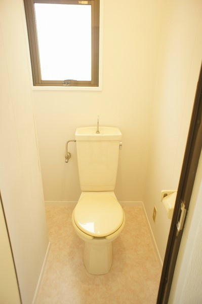 ニューパレス中葛西 トイレにはうれしい窓付き。