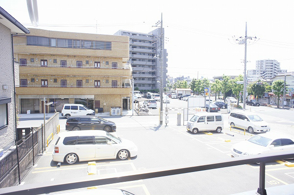 ニューパレス中葛西 ベランダからの眺め。目の前は駐車場なので、遮るものがございません。
