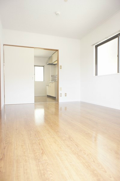 ニューパレス中葛西 角部屋のため、横に窓がございます。２面採光で日当たり・風通り良好。