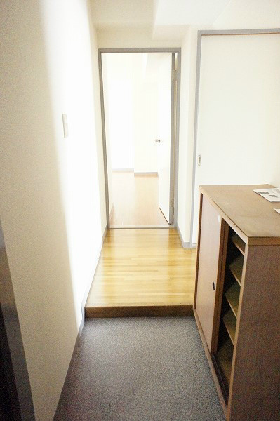 フジマンション第１ 下駄箱ございます。玄関も広々しているので、他にも荷物が置けますね。