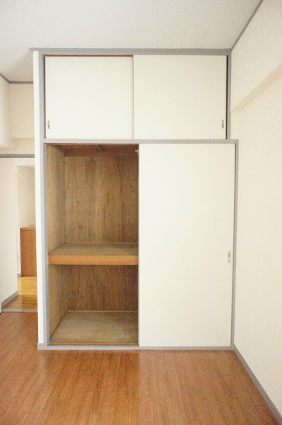 フジマンション第１ 寝室にも収納あります。