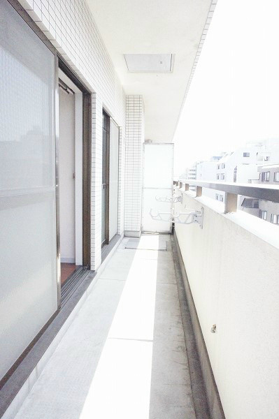 フジマンション第１ 全面バルコニー。洗濯物にお布団とたくさん干せます。