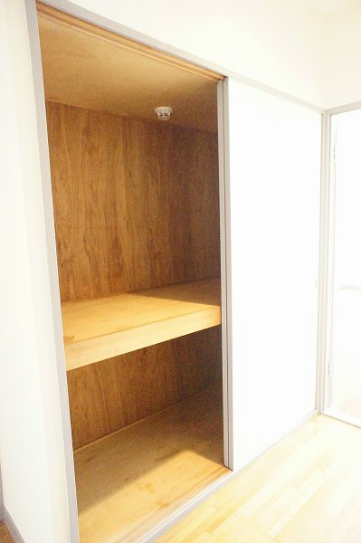 フジマンション第１ 収納は各部屋あり。たっぷり容量です。