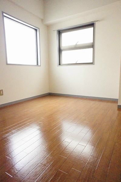 フジマンション第１ 床の色が明るいので、寝室も雰囲気が良いです。