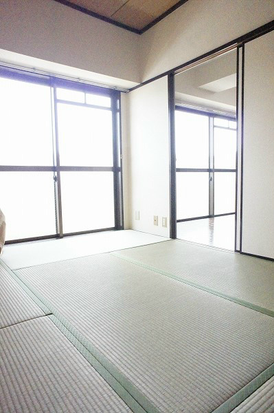 フジマンション第１ 和室でゆったり。しかし明るいですね。