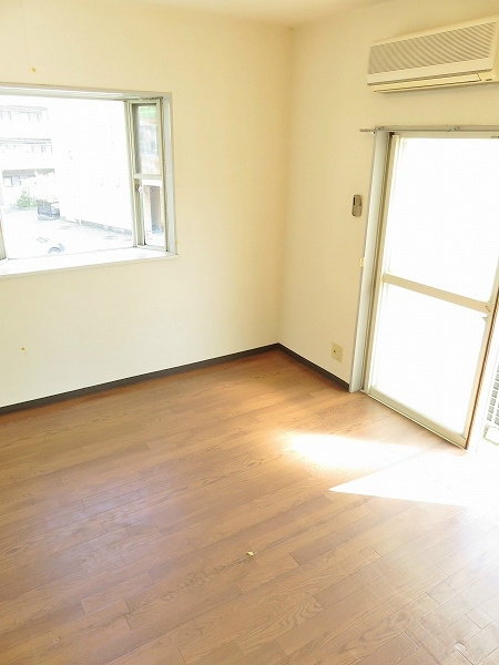プチハウスシノⅡ 洋室6帖。角部屋で２面採光、明るいです。