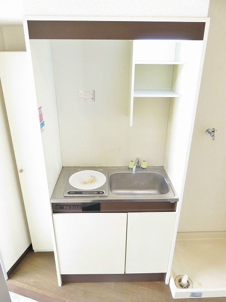 プチハウスシノⅡ ＩＨコンロつきキッチンでお料理はすぐに始められますよ。