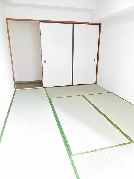 ベイサイドテラス 和室６帖も明るい居室。ごろごろしましょう。