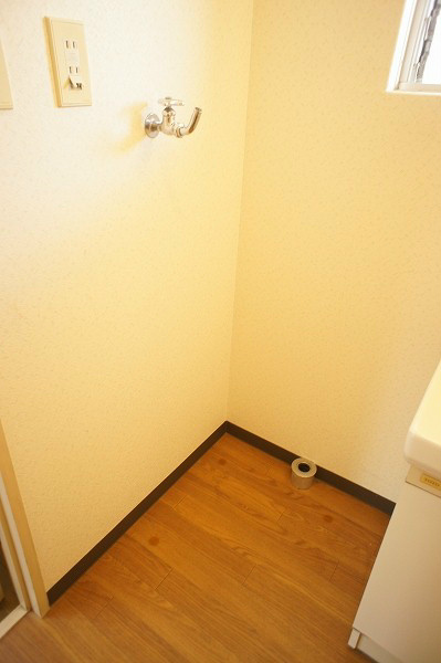 ベイサイドテラス 独立洗面台の隣には、室内洗濯機置き場です。