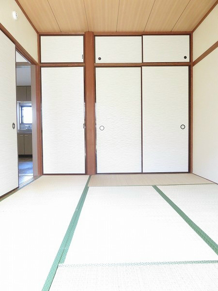 マンションルピナス 和室には収納がございます。