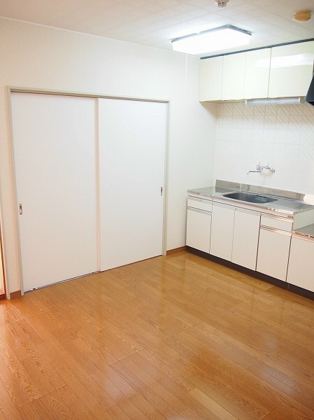 後藤マンション 明るいダイニングキッチン。洋室と繋げてもＧＯＯＤ