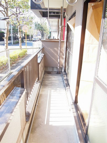 後藤マンション 目の前建物がないので日当たり良し。歩道と距離があるのもＧＯＯＤ。