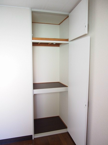 後藤マンション ５帖のベッドルームにも収納あり。