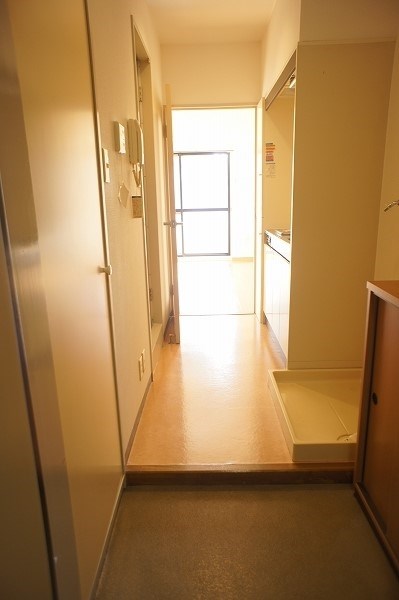 武内ビル 玄関スペースまで光の届くお部屋。