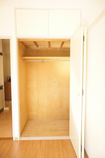 武内ビル クローゼットタイプは服がかけられて重宝します。