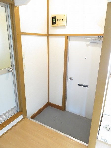 第二清水ハイツ 広い玄関。入った瞬間明るさが分かりますね。