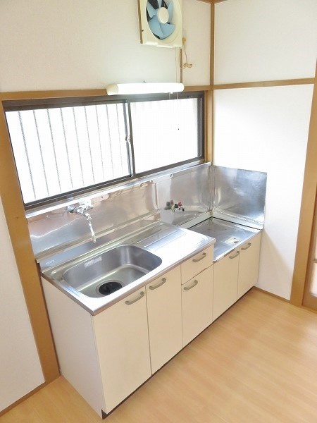 第二清水ハイツ キッチンも綺麗です。２口ガスコンロ設置可能。キッチンに窓有り。