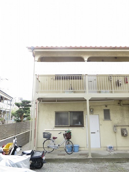 第二清水ハイツ 前の建物との感覚が広いので、日当たり心配いりません。