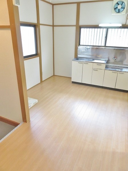 第二清水ハイツ 角部屋の為、ダイニングもこんなに明るいです。※照明つけていません！
