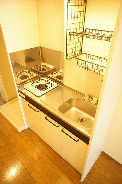 グランパルクG8 １口コンロや水きり棚がついたキッチン。まな板使用スペースもあるのが嬉しい。
