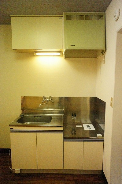 コーポ吉田Ⅱ ２口ガスコンロ設置可能でキッチン上収納有り。