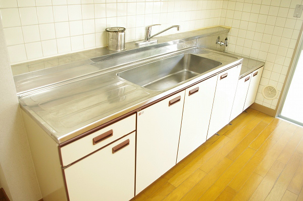 コーポ近江屋３ 作業スペースの広い大きなキッチンです。