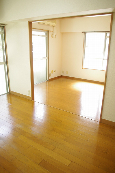 コーポ近江屋３ 日差しがまぶしいリビングです。