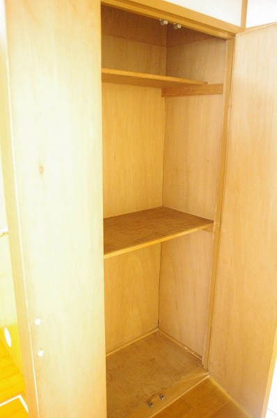 コーポ近江屋３ 玄関通路収納もあります。