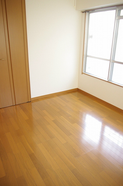 コーポ近江屋３ 寝室にも収納ついてます。