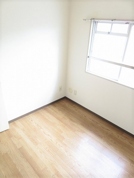 コーポ近江屋５ 明るい洋室となっています。