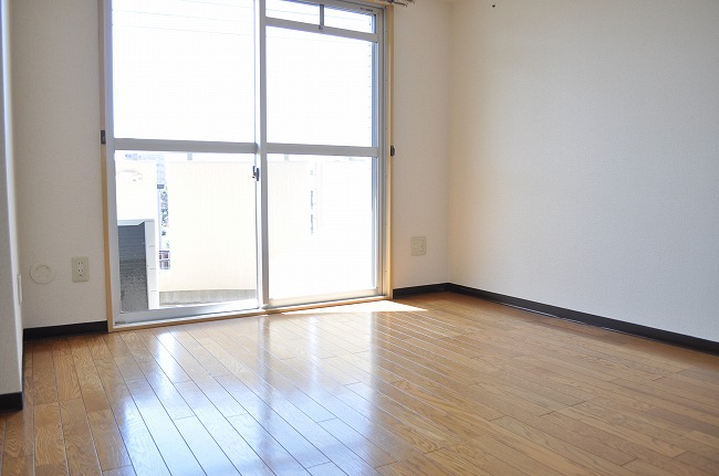 コーポ近江屋６ 明るい居室。洋室があると便利ですね