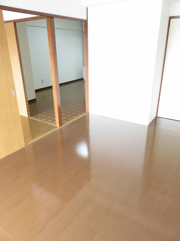 サニーコーポ 明るい洋室、南向きです！