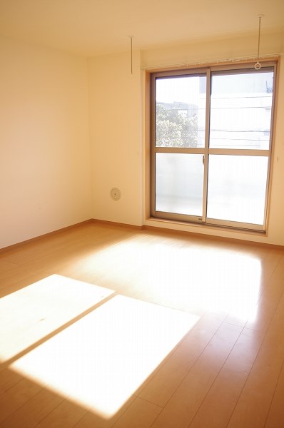 シャルマン新清 お部屋の扉を開けると太陽の光が差し込んできます。