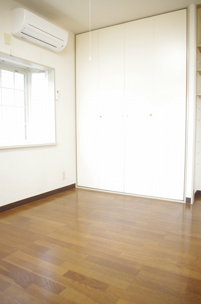 ドルフG８　A棟　B棟 角部屋なので２面窓があります。
