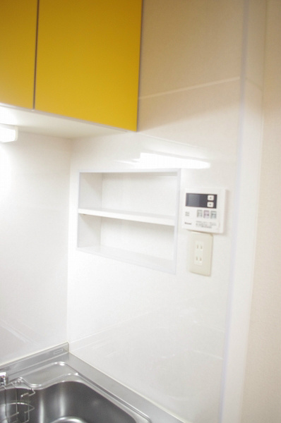 ファーストマンション 給湯リモコンと小棚があって便利です。」