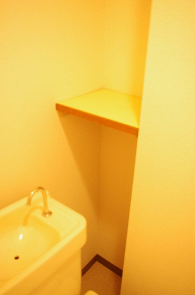 ファーストマンション トイレには棚もあって便利☆