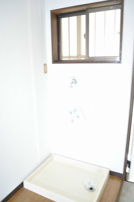 ユートピアⅠ 嬉しい室内洗濯機置場です。