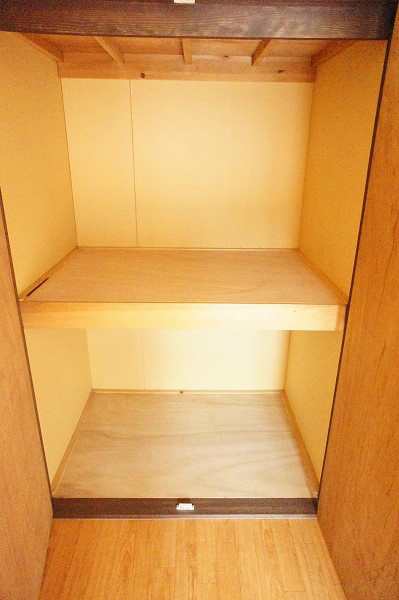 ユートピアⅡ 奥行きのある押し入れです。横幅もありいっぱい入りますね。